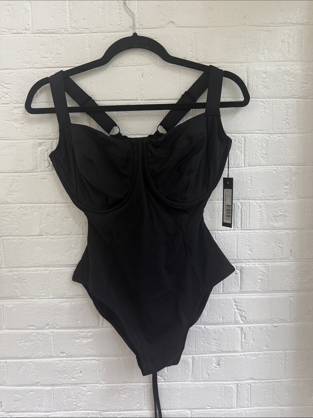 32. NWT TA3 $ 175 MEDIUM SHORT  HI CUP LIFTY